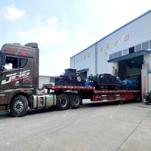 1200*1200双齿辊破碎机，两台900*900轨道移动双齿辊破碎机发往云南